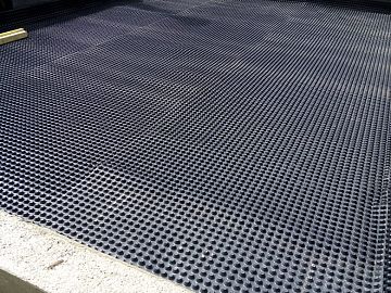 Укладка дренажной мембраны Максдрейн П20 в клумбе